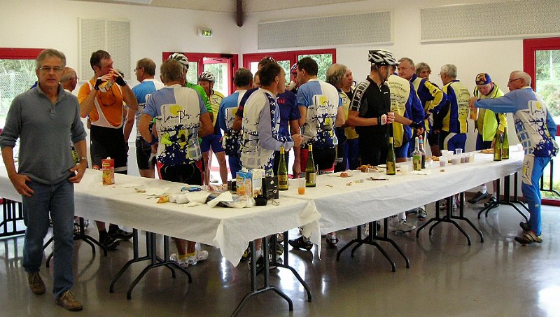 2011-09-25 28 Une belle tablee.JPG